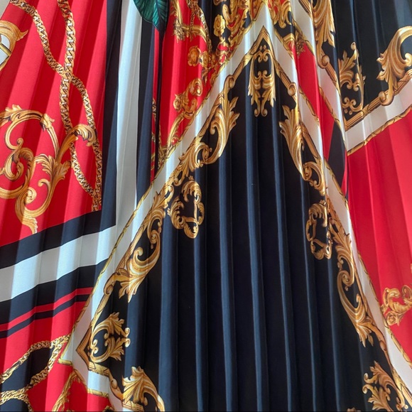 Italian Pleated Skirt with Vibrant Colors - Picture 5 of 5